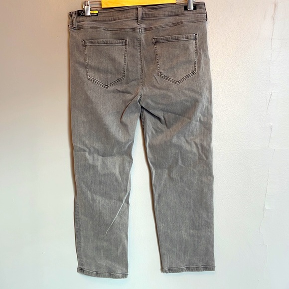 NWT Liverpool grey capri jeans with button and zipper closure - Picture 4 of 5